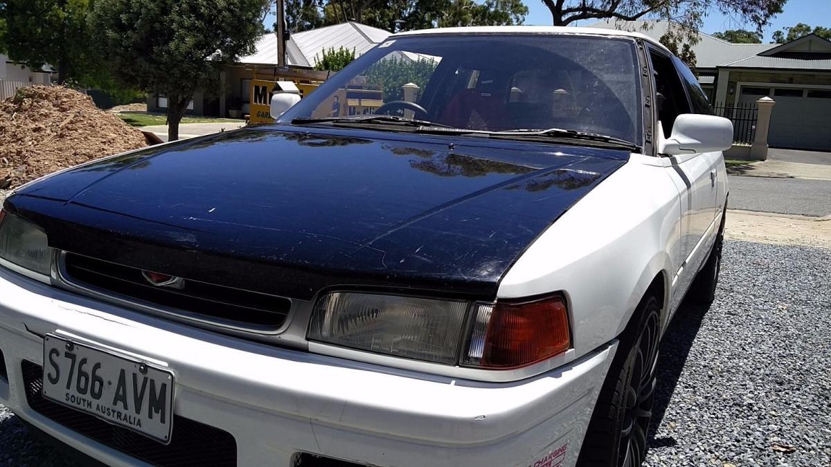 Mazda familia 1990